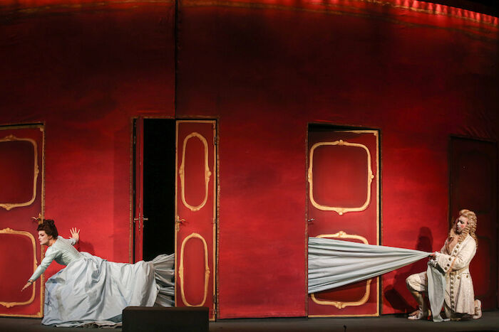 La Cenerentola - Rossinis ewig junges Opernmärchen: Wallis Giunta (Angelina, Cenerentola), Modestas Sedlevicius (Dandini). Bild: Sender / ZDF / ORF / Volksoper Wien / Barbara Pálffy