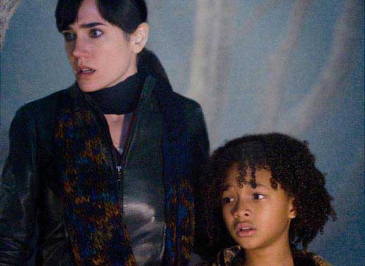 Ist die Menschheit mit ihrem Ende konfrontiert? Jennifer Connelly (Dr. Helen Benson), Jaden Smith (Jacob Bensen). Bild: Sender