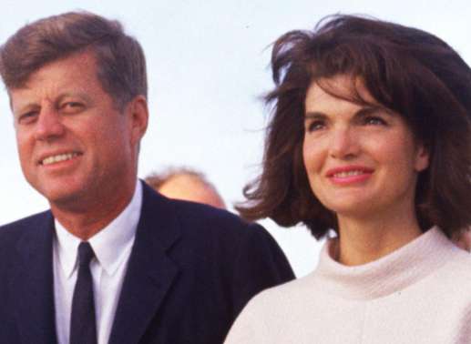 John F. Kennedy lebt exzessiv und hat unzählige Affären, die Jackie mit verschwenderischen Einkaufstouren kompensiert. Bild: Sender