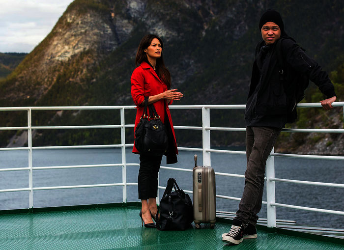 Aksels Frau Angie (Elaine Tan) und sein Sohn Tim (Mathias Romano) kommen aus Malaysia nach. Bild: Sender / WDR / Carl Christian Raabe