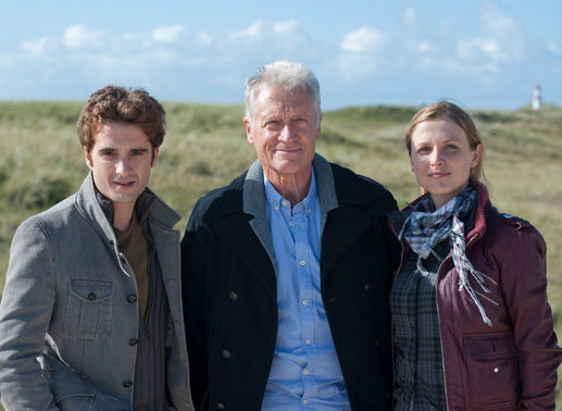 Robert Atzorn (als Kriminalhauptkommissar Theo Clüver, m.), Oliver K. Wnuk (als Hinnerk Feldmann, l.) und Julia Brendler (als Ina Behrendsen). Bild: Sender