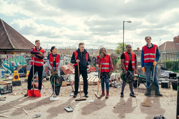 The Outlaws: Die wild zusammengewürfelte Gang, bestehend aus dem konservativen Geschäftsmann John (Darren Boyd), der smarten Teenagerin Rani (Rhianne Barreto), dem Scheck-Betrüger Frank (Christopher Walken), der radikalen Aktivistin Myrna (Clare Perkins), dem jungen Gang-Aussteiger Christian (Gamba Cole) und dem Anwalt mit nicht so reiner Weste, Greg (Stephen Merchant), sorgt eher für Chaos, als für Ordnung. Bild: Sender / ZDF / James Pardon