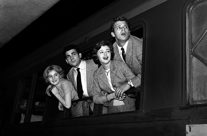 Annamaria (Alessandra Panaro), Romolo (Maurizio Arena), Marisa (Lorella De Luca) und Salvatore (Renato Salvatori) sind auf dem Weg nach Florenz. Bild: Sender / Reporters Associati & Archivi