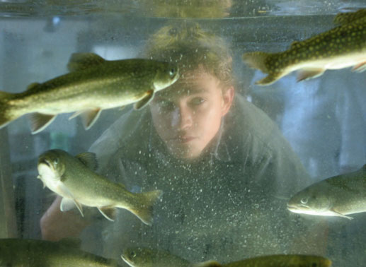 Fasziniert von Fischen: Michael Steinocher (Clemens). Bild: Sender