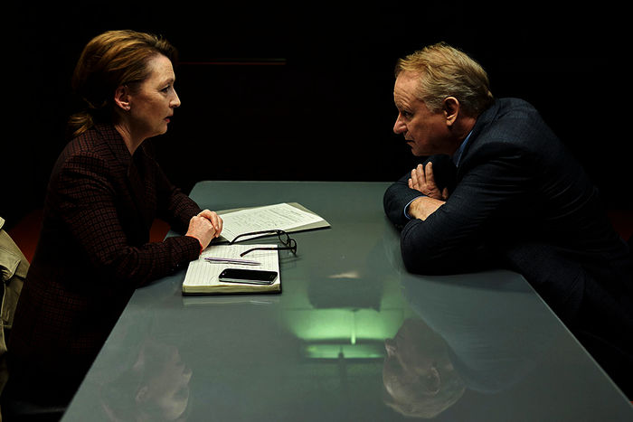 John River (Stellan Skarsgård) muss sich vor seiner Chefin Chrissie Read (Lesley Manville) rechtfertigen. Bild: Sender / ARTE France / BBC / Kudos / Nick Briggs