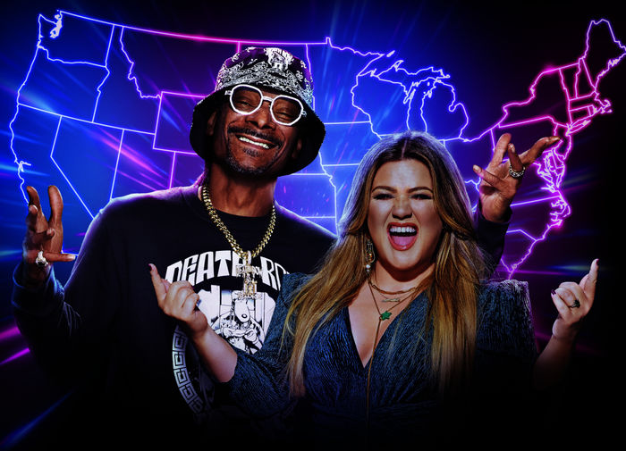 American Song Contest: Starkes Moderatoren-Duo Rap-Ikone Snoop Dogg und Grammy-Gewinnerin Kelly Clarkson. Bild: Sender / Chris Haston / Dave Bjerke / NBC