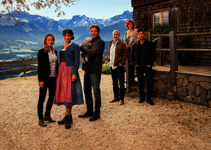 Die Schwestern Lisa (Theresa Scholze) und Marie Huber (Catherine Bode), Georg Leitner (Thomas Unger), Karl Leitner (Christoph M. Ohrt), Henriette Leitner (Heike Trinker) und Florian Leitner (Matthi Faust). Bild: Sender / ARD Degeto / Arvid Uhlig