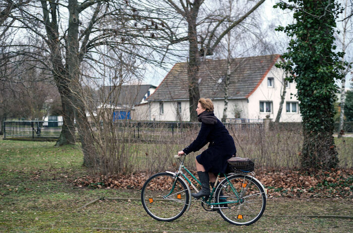 Das M&auml;dchen mit den goldenen H&auml;nden: Gudrun (Corinna Harfouch) will den Verkauf des alten Kinderheims unter allen Umst&auml;nden verhindern. Sie wird nicht aufgeben ... Bild: Sender / MDR/ if ... Productions / Erik Mosoni