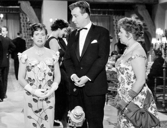 Christa Knax (Ruth Stephan), Peter Holunder (Peter Alexander) und Mrs. Knax (Brigitte Mira). Bild: Sender/ccc-Filmkunst