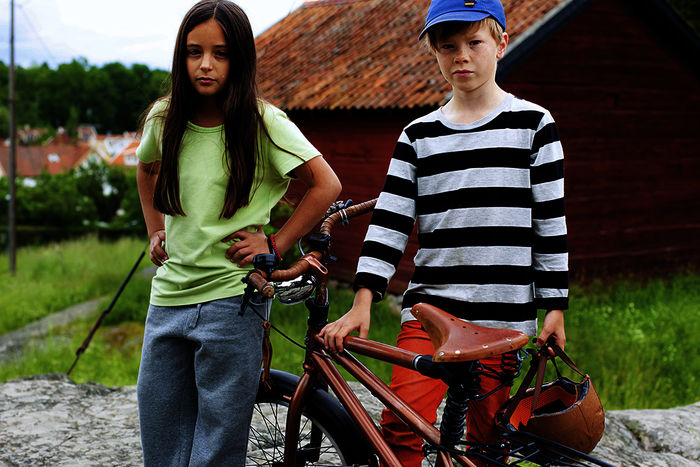 Als Jasmina (Lea Stojanov) und Valle (Edvin Ryding) gegen eine betrügerische Firma kämpfen müssen, hilft ihnen das magische Fahrrad Biciklo.Bild: WDR/ Pernilla Thelaus 