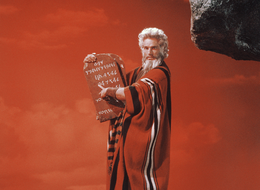 Moses (Charlton Heston) empfängt die zehn Gebote Gottes auf Steintafeln und verkündet sie seinem Volk. Bild: Sender