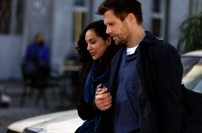 Algiers Confidential: Untersuchungsrichterin Amel Samraoui (Hania Amar) und Ralf Eley (Ken Duken), BKA-Verbindungsmann in der Botschaft, haben eine geheime Beziehung.Bild: Sender / Sife Elamine / Watch Next Media
