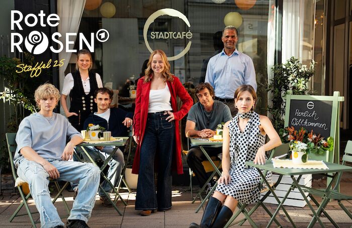 Ensemble der 25. Staffel "Rote Rosen": Jonahan Fölster, Edda Lina Janz, Maurizio Magno, Theresa Scholze, Nils Brunkhorst, Philip Bender und  Greta Geyer. Bild: Sender / ARD / Studio Hamburg Serienwerft / Nico Eggert