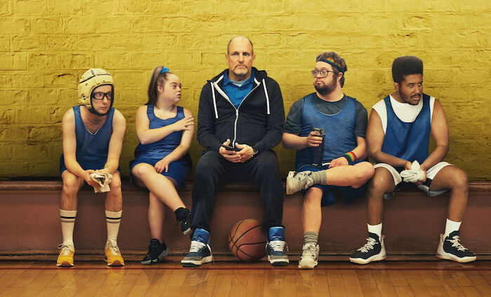 Champions .Casey Metcalfe (Marlon), Madison Tevlin (Cosentino), Woody Harrelson (Marcus), Kevin Iannucci (Johnny), Joshua Felder (Darius). Bild: Sender / ORF / Universal / Focus Features
