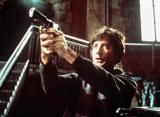 Um zu überleben, muss auch der friedliche Student Babe (Dustin Hoffman) zur Waffe greifen. Bild: Sender