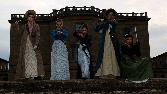 „Stolz und Vorurteil & Zombies“: Bella Heathcote, Suki Waterhouse, Lily James, Ellie Bamber, Hermione Corfield, Millie Brady. Bild: Sky/Sender