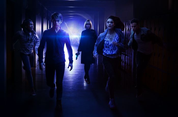 Tanya (Vivian Oparah), Charlie (Greg Austin), Miss Quill (Katherine Kelly), April (Sophie Hopkins) und Ram (Fady Elsayed). Bild: Sender / WDR / Todd Antony / Geraint Williams