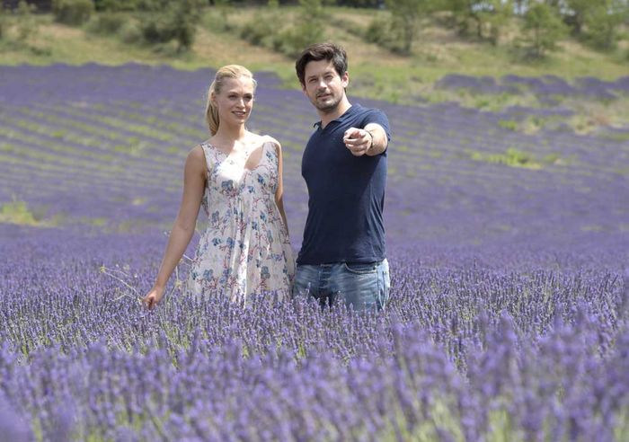 Charlotte Conrad (Julie Engelbrecht, l.) und André (Bruno Bruni, r.) sind immer wieder fasziniert von der schönen Umgebung und ihren gemeinsamen Kindheitserinnerungen. Bild: Sender / ZDF / 