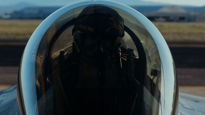 High-Flyers: Rutger de Man (Josha Stradowski ) hat es geschafft: Er fliegt den legendären Kampfjet "F16". Bild: Sender / ZDF und BetaFilm.