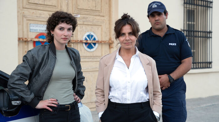 Ein Kreta-Krimi: Die neue Chefin des Morddezernats Rethymnon Eleni Theodoraki (Naomi Krauss). Ihr Neffe Alexis Sisamakis (Danilo Kamperidis) und Kollegin Penelope Kalaitzaki (Franziska von Harsdorf) helfen bei den Ermittlungen. Bild: Sender / ARD Degeto Film / Relevant Filmproduktions GmbH / George Dryjohn