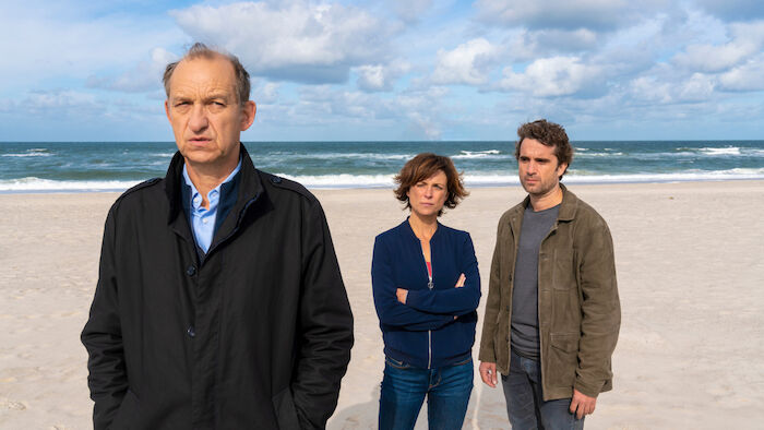 Nord Nord Mord: Carl Sievers (Peter Heinrich Brix), Ina Behrendsen (Julia Brendler) und Hinnerk Feldmann (Oliver Wnuk). Bild: Sender / ZDF / Georges Pauly