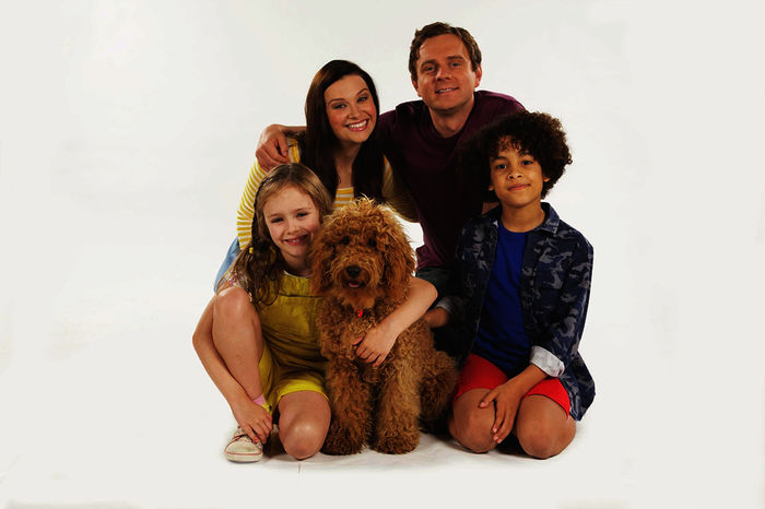 Die Brockmann-Bells mit ihrem Wunderhund Wuffel. Bild: Sender / ZDF / Darrell MacQueen.