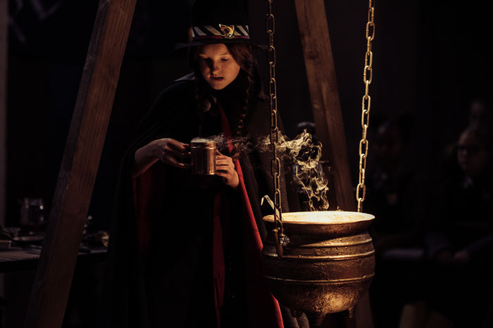 "Eine lausige Hexe - Der Zauber-Wettstreit": Mildred (Bella Ramsey) hält ganz konzentriert eine dampfende Tasse in ihren Händen. Bild: Sender/James Stack