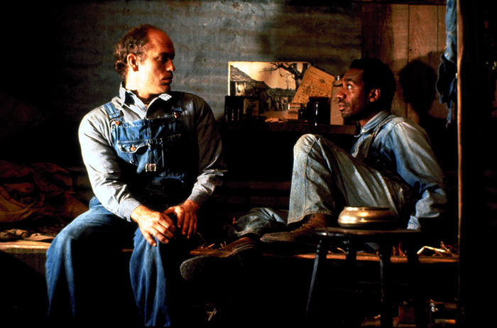 Lennie (John Malkovich) freundet sich mit dem Außenseiter Crooks (Joe Morton) an. Bild: Sender / ARD / 1992 Metro-Goldwyn-Mayer