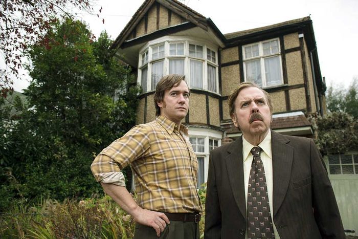 Der professionelle Geisterjäger Guy Playfair (Matthew Macfadyen) und der 58-jährige Maurice Grosse (Timothy Spall), ein Mitglied der Parapsychologischen Gesellschaft, untersuchen die sonderbaren Geschehnisse in dem Haus in der Green Street. Bild: Sender / Nick Briggs for Sky LivingBild: Sender