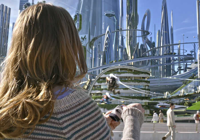 Casey (Britt Robertson) in „A World Beyond“. Bild: Sender / Disney