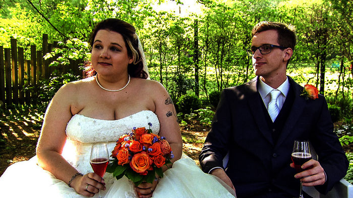 Das junge Hochzeitspaar Michele und Christian bei einer Outdoor Hochzeit von Hans Wimmer. Bild: Sender / Felix Breisach GmbH