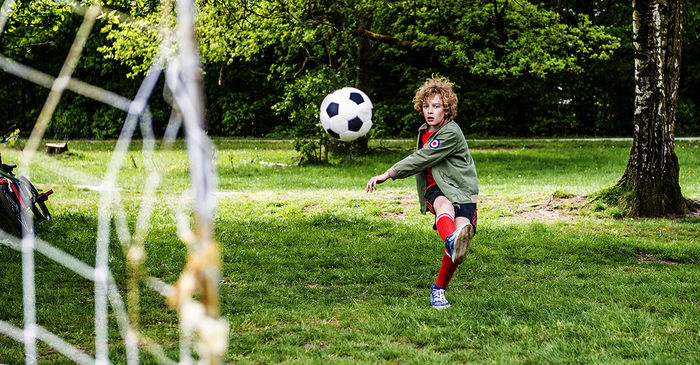 Tobias (Jelle Stout) versucht, einen Ball ins Tor zu schießen, doch leider geht jeder Ball daneben. So kann die Klasse 6b das Schul-Fußballturnier nicht gewinnen. Bild: Sender / ZDF / Victor Arnolds