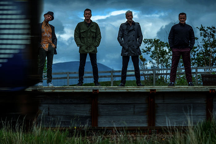 Ewen Bremner (Spud), Ewan McGregor (Mark Renton), Jonny Lee Miller (Sick Boy), Robert Carlyle (Francis Begbie). Bild: Sender / Sony Pictures / Jaap Buitendijk