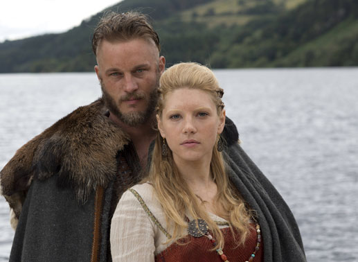 Bereits seit einigen Jahren sind Ragnar Lothbrok (Travis Fimmel) und seine Ehefrau Lagertha (Katheryn Winnick) sehr unzufrieden mit der Politik ihres Stammes. Ihr Anführer möchte, dass alles beim Alten bleibt. Auch das Ziel der jährlichen Sommerraubzüge ... Bild: Sender/TM/T5