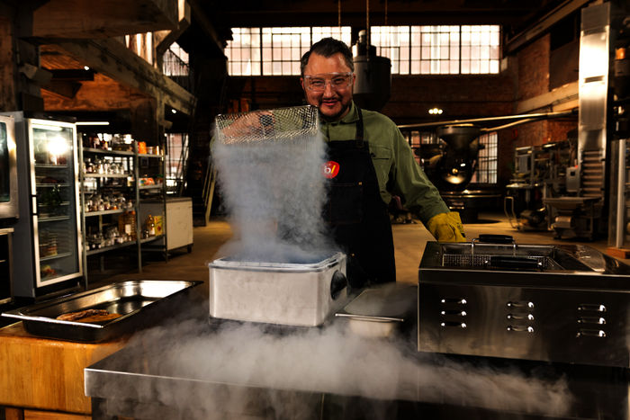 ZDFbesseresser: Produktentwickler Sebastian Lege bei der Arbeit. Bild: Sender /  ZDF / Lars Doering. 