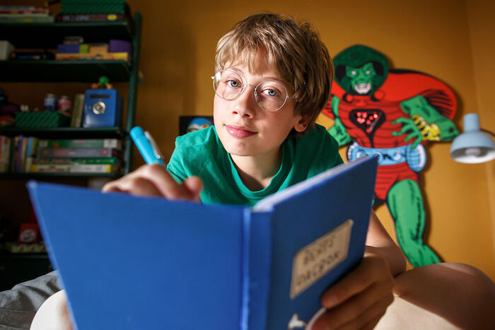 Bert (Hugo Krajcik) mit seinem Tagebuch in seinem Zimmer. Bild: KiKA/2020 FLX Feature AB/Johan Paulin"