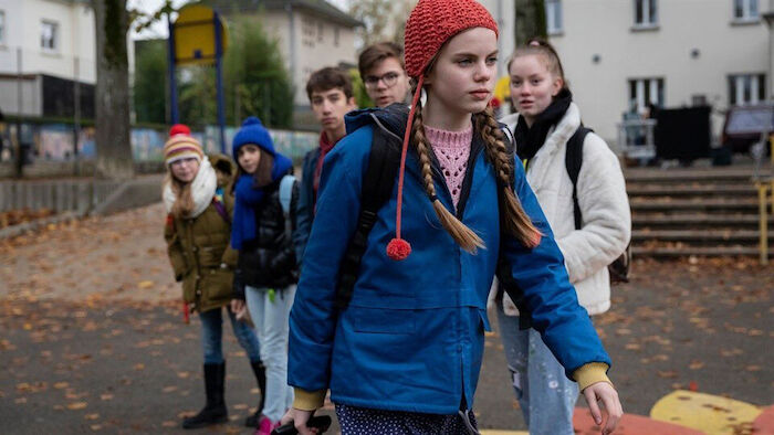 Ulja Funk (Romy Lou Janinhoff) vor Klassenkamerad:innen auf dem Weg über den Pausenhof. Bild: MDR/Ricardo Vaz Palma