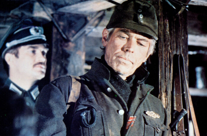 Steiner - Das Eiserne Kreuz: Feldwebel Steiner (James Coburn) soll eine Falschaussage zugunsten von Hauptmann Stransky (Maximilian Schell) machen, mit dem er tödlich verfeindet ist. Bild: Sender / 1977 Rapid Film / Terra Filmkunst / Studiocanal Films Ltd