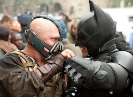 Der Terrorist Bane (Tom Hardy, l.) und der "Dunkle Ritter" Batman (Christian Bale) k&auml;mpfen Mann gegen Mann ...  Bild: Sender