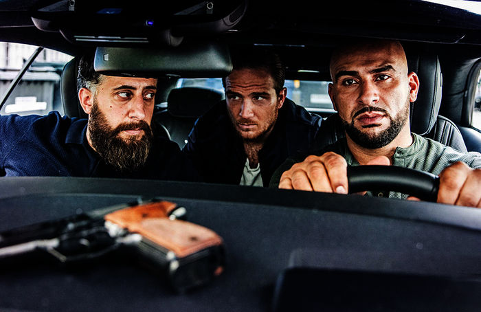 Ali "Toni" Hamady (Kida Khodr Ramadan), sein Bruder Abbas (Veysel Gelin) und Vince (Frederick Lau) machen zusammen Geschäfte. Bild: Sender