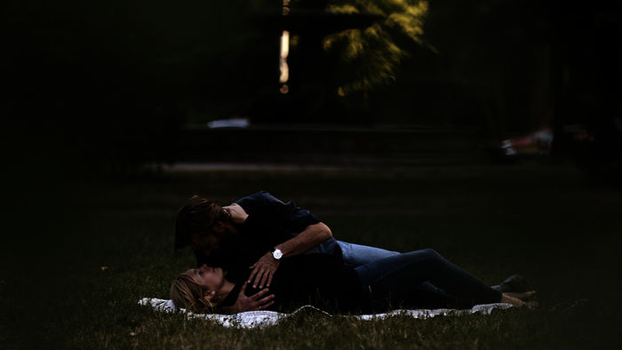 Unendeckt leben Staatsanwältin Judith Schrader (Nadja Uhl) und Kommissar Wiegand (Andreas Pietschmann) ihre Liebe. Bild: Sender