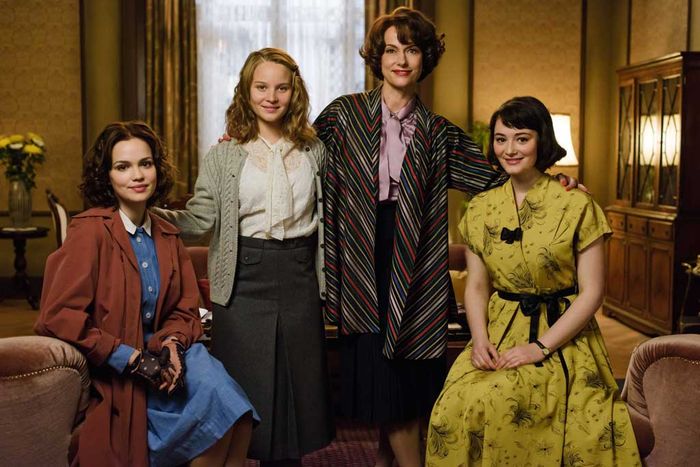 Caterina Schöllack (Claudia Michelsen) mit ihren Töchtern Eva (Emilia Schüle), Monika (Sonja Gerhardt) und Helga (Maria Ehrich). Bild: Sender / Stefan Erhard