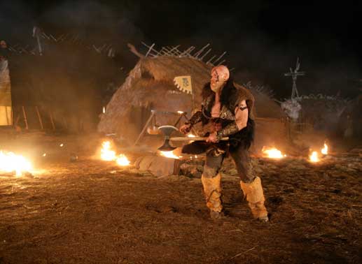 Muss gegen ein tollw&uuml;tiges Monster aus dem All antreten: Wikinger-K&ouml;nig Gunnar (Ron Perlman) ... Bild: Sender/Telepool