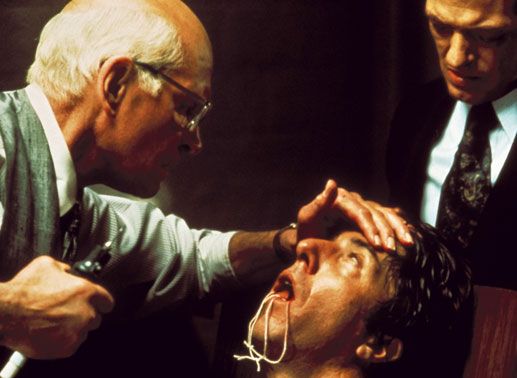 "Mund auf, bitte": KZ-Zahnarzt Szell (Laurence Olivier, li.) zückt den Bohrer und Babe (Dustin Hoffman, re.) soll auspacken - er weiß nur nicht, was. Bild: Sender