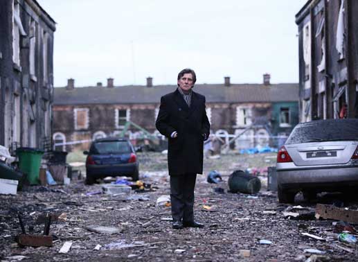 Tom Dawkins (Gabriel Byrne) in den Trümmern von Scarrow. Bild: Sender / Company Pictures / ALL3MEDIA