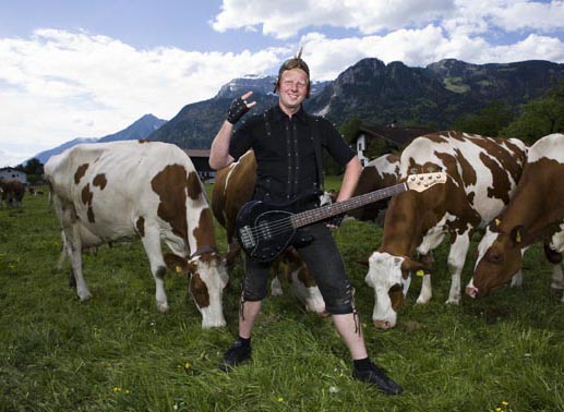 Hannes, der rockende Viehzüchter, 30 Jahre, aus Tirol. Er leitet einen Viehzuchtbetrieb gemeinsam mit seinem Vater und besitzt ca. 35 Milchkühe, einige Schweine und Hühner.  Er ist lustig und gesellig und möchte endlich eine Frau finden, die mit ihm durch dick und dünn geht. Bild: Sender