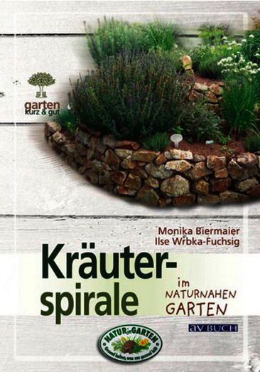 Kräuterspirale im naturnahen Garten