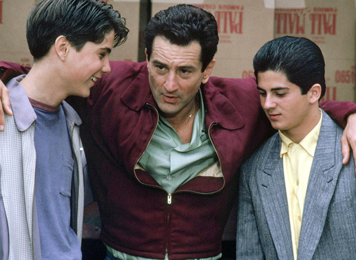Jimmy (Robert De Niro, Mitte) nimmt den jungen Henry (Christopher Serrone, li.) und den jungen Tommy (Joe D'Onofrio, re.) unter seine Fittiche. BIld: Sender