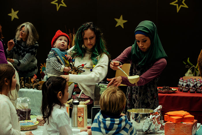 Am Weihnachtsbasar feiern Muslime und Christen gemeinsam - Nurit Hirschfeld als Zoé und Lou Haltinner als Zamira. Bild: Sender / ZDF und SRF / Sava Hlavacek. 
