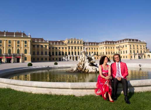 Barbara Wussow mit André Rieu vor dem Schloss Schönbrunn in Wien. Bild: Sender